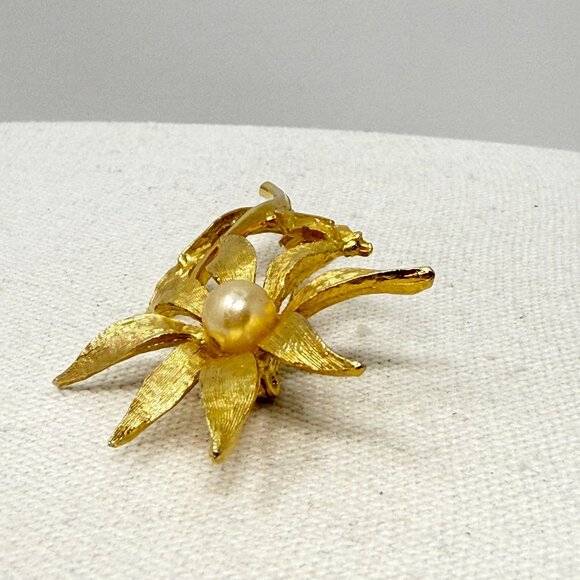Dodds Vintage Flower Brooch Gold-Tone Faux Pearl Mid-Century Signed - Picture 5 of 10